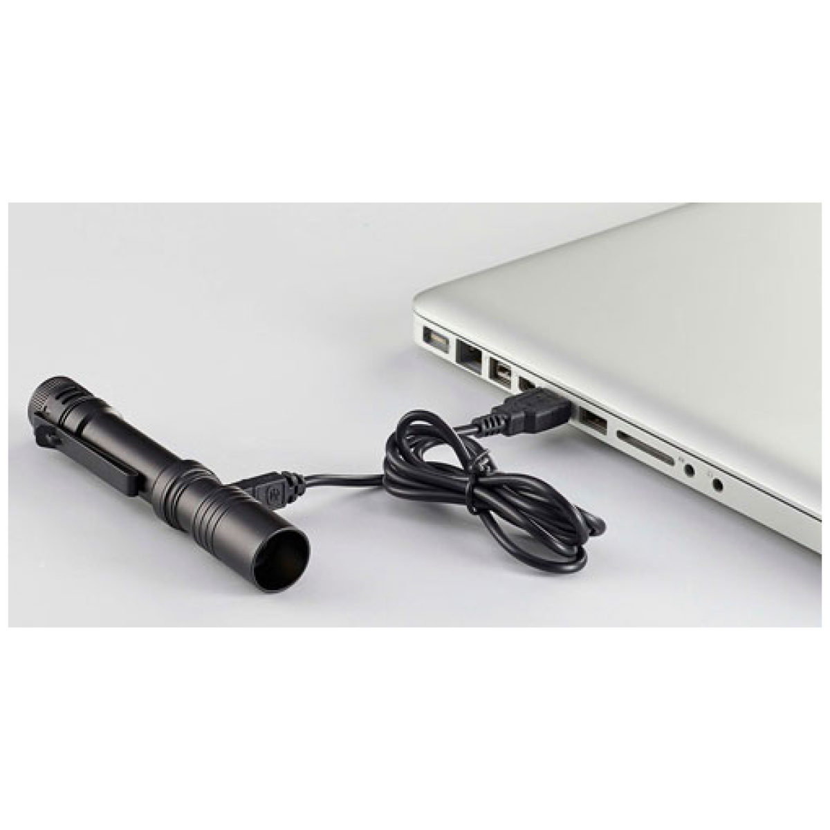 66320_plugged-in_laptop. Jpg - streamlight macrostream light - white led black usb chargeable - 66320 plugged in laptop